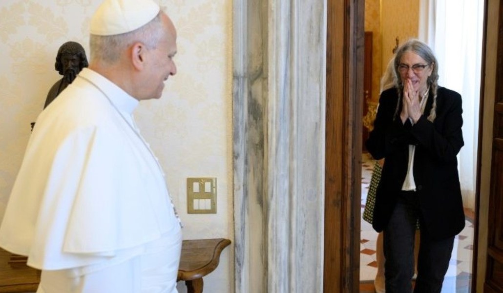 La cantante, que cumplirá 80 años en diciembre, estaba visiblemente emocionada. Foto: Vatican News