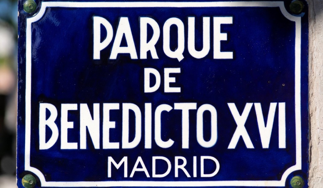 Recreación de una placa del callejero madrileño realizada con IA.