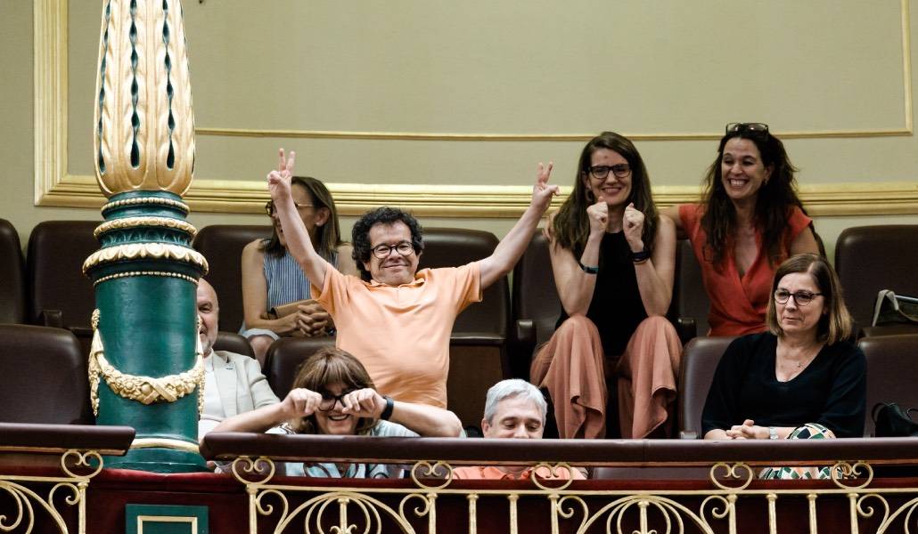 Alegría entre el público presente en la sesión del Congreso durante la aprobación de la reforma de la dependencia. Foto: EP / Carlos Luján.