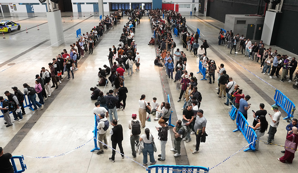 Una de las colas para solicitar la regularización