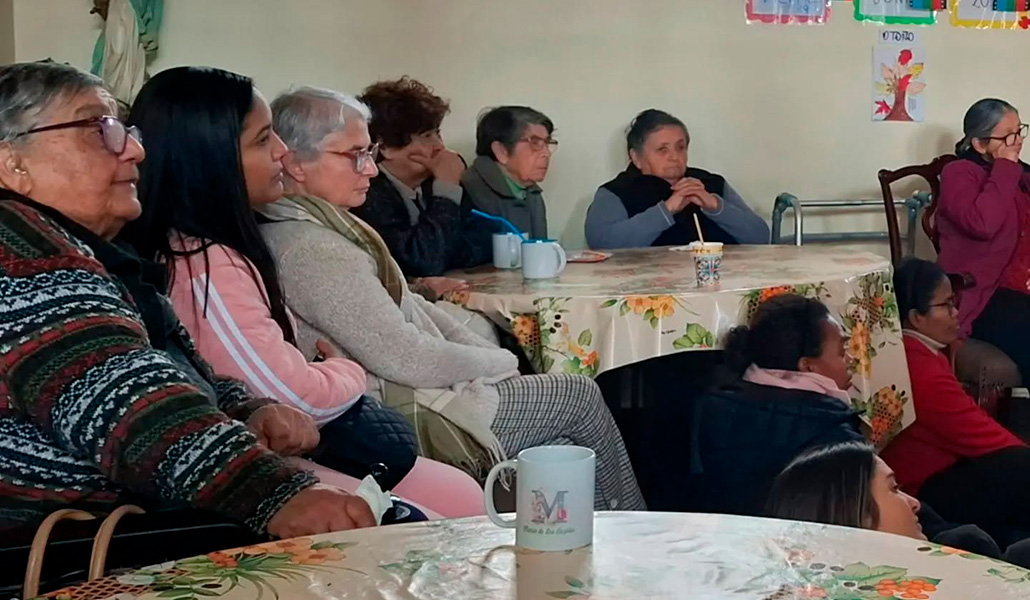 Hermanas e invitados celebran el quinto aniversario de la Casa Arcoíris en el Atardecer, el 20 de junio.