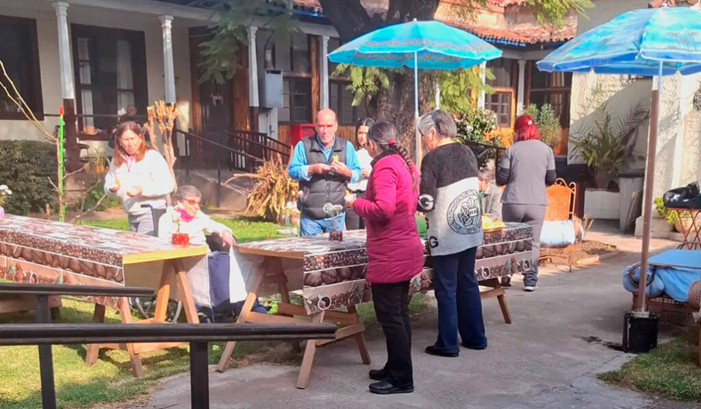 La fiesta de la Casa Arcoíris en el Atardecer incluyó una barbacoa.