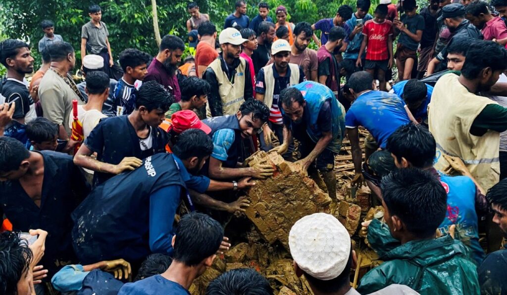 Rohinyá tratan de rescatar a víctimas de un corrimiento el 8 de julio en Cox's Bazar. Foto: Reuters / Stringer.