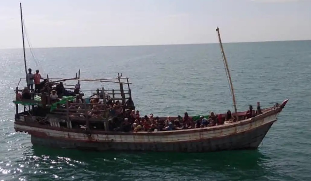 Barcos de este tipo son los que usan los rohinyá para intentar llegar a otros países. Foto: Agencia de Control Marítimo de Malasia.