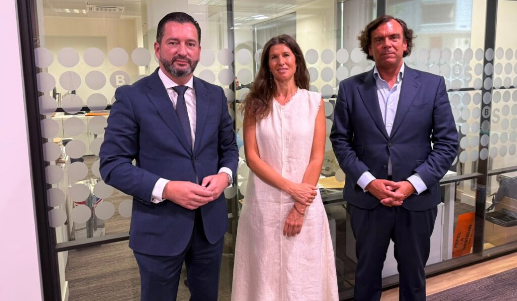 Los firmantes del acuerdo entre Banco Sabadell y tuTECHÔ