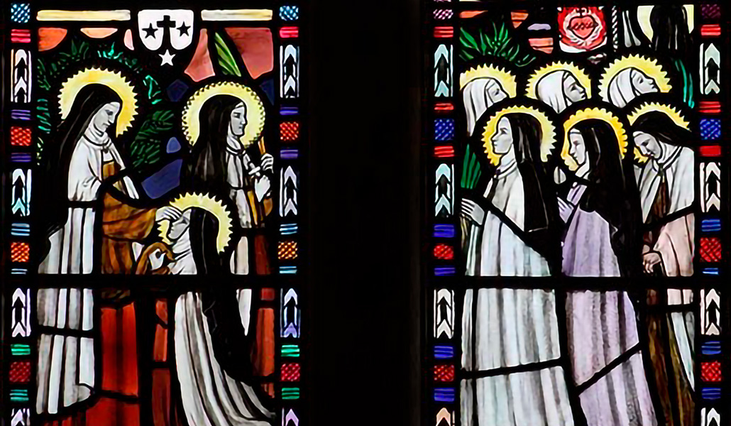 Vidrieras en la iglesia de Nuestra Señora del Monte Carmelo, en Norfolk.