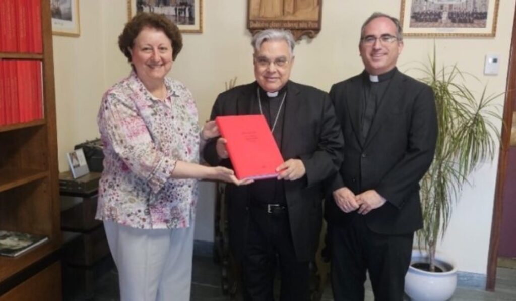 Lourdes Grosso entrega el informe al cardenal Semeraro. Foto: CEE.