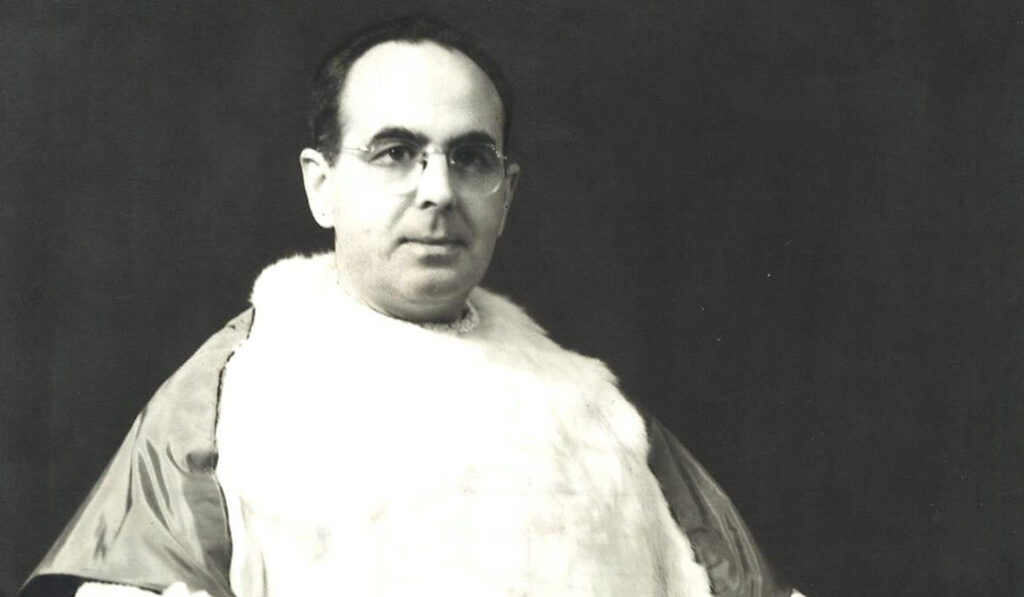 Sebastián Gayá en 1948 como canónigo de la catedral de Palma de Mallorca.