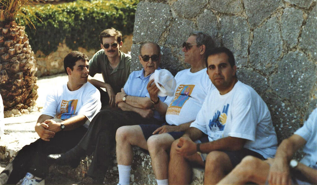 Sebastián Gayá, el tercero por la izquierda, en una peregrinación con jóvenes en 1995.