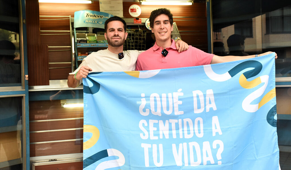 Jesús y Javier en el quiosco social.