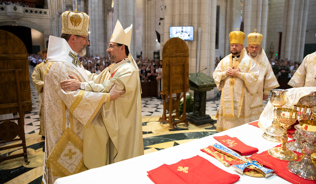 El cardenal Cobo saluda a Shevchuk el 23 de mayo en la catedral, donde se congregaron unos 2.000 ucranianos.