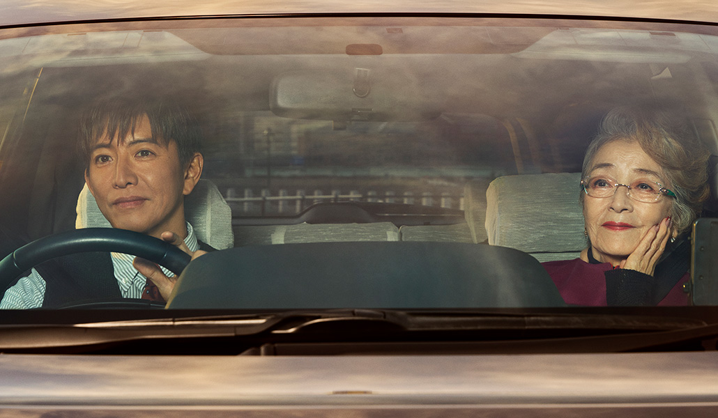 Takuya Kimura da vida al taxista Koji mientras que Chieko Baishô es Sumire Takano, su pasajera.