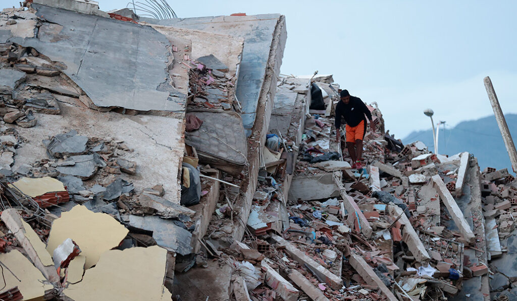 Un residente entre los escombros de un edificio derrumbado a consecuencia de los terremotos, en la localidad de Catia La Mar, en el estado costero de La Guaira (Venezuela).