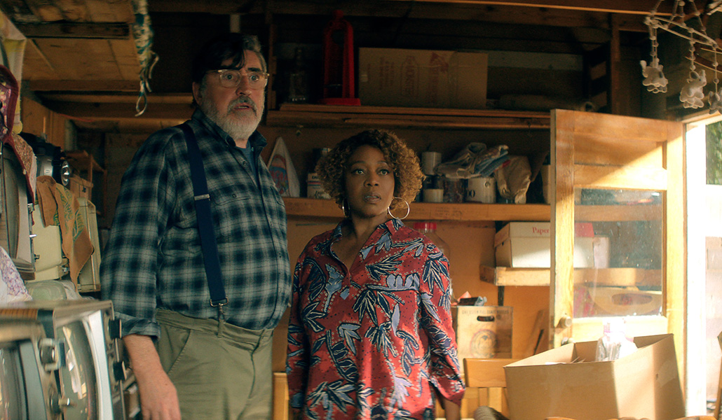 Alfred Molina da vida a Sam y Alfre Woodard a Judy en esta serie.