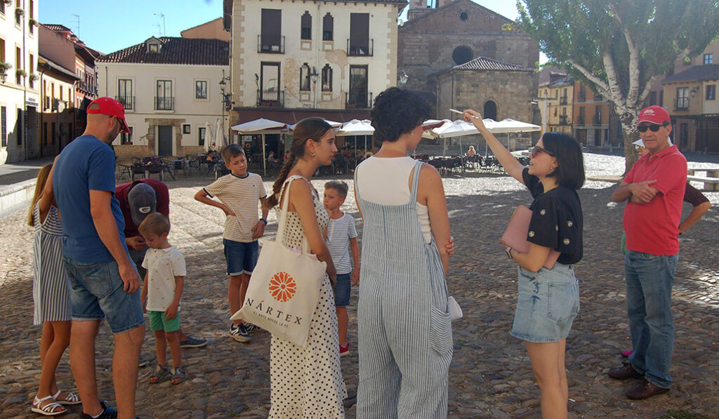 Los voluntarios de la asociación dedican su verano a explicar templos de España y Europa.