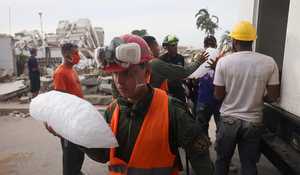 Un miembro de las fuerzas armadas venezolanas transporta una bolsa de hielo tras los terremotos del 24 de junio en Caraballeda, estado de La Guaira, Venezuela, el 9 de julio de 2026.