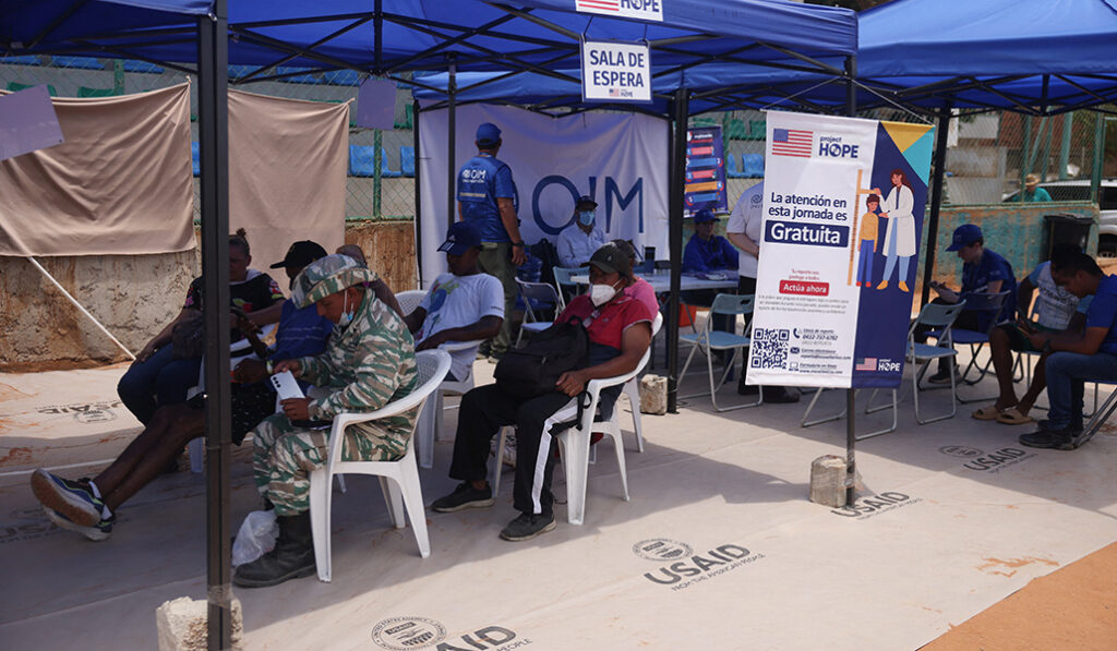 Personas esperan recibir asistencia médica en un refugio improvisado para desplazados gestionado por las Naciones Unidas en un campo de béisbol, tras los terremotos del 24 de junio, en Catia La Mar, estado de La Guaira, Venezuela, el 9 de julio de 2026.