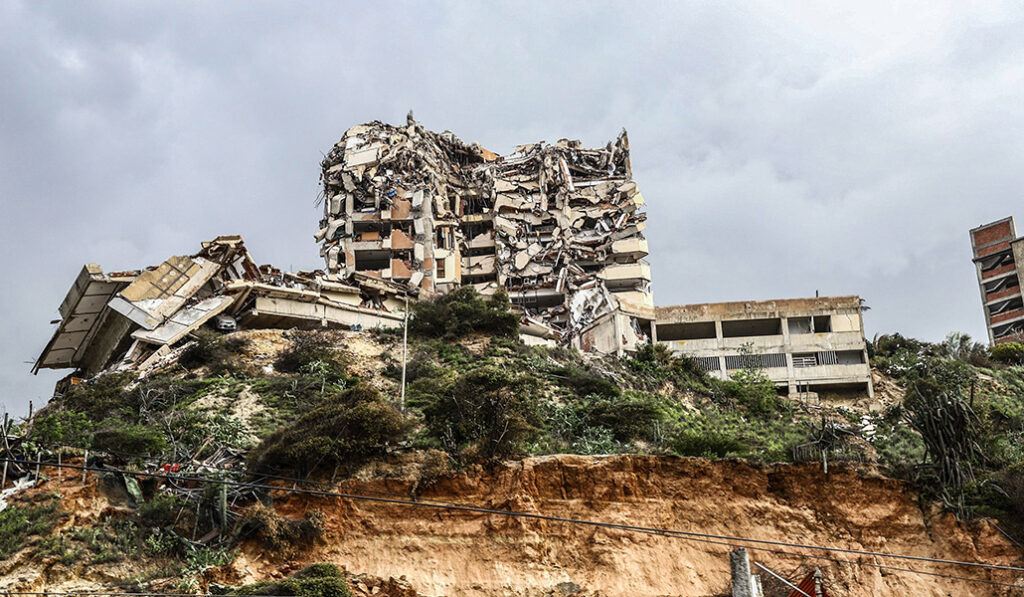 Venezuela, La Guaira: Se observan daños generalizados en edificios tras los potentes terremotos que sacudieron Venezuela.