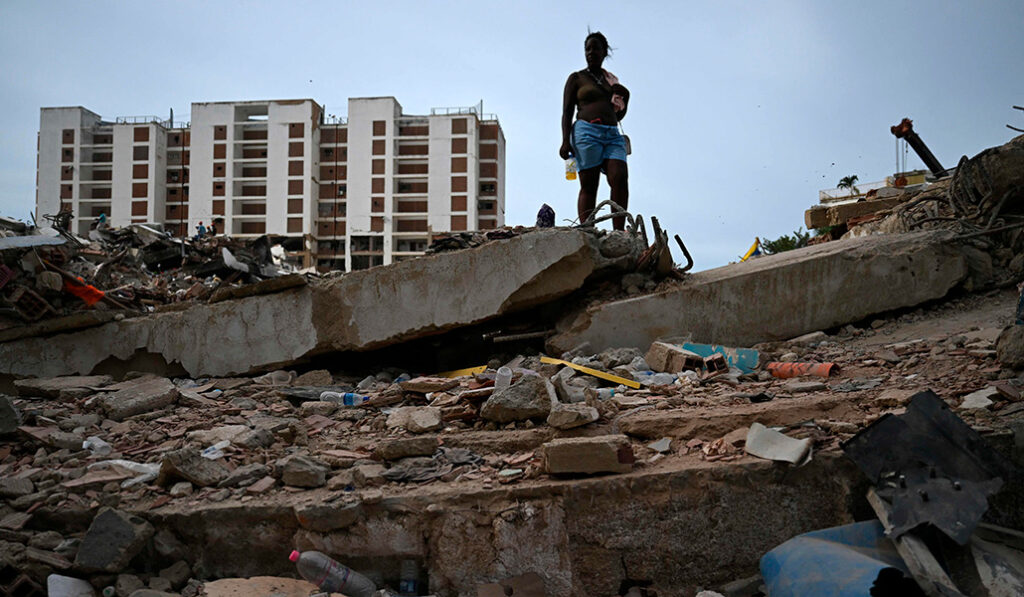 Una mujer permanece sobre los escombros de un edificio derrumbado en Caraballeda, estado de La Guaira, Venezuela, el 9 de julio de 2026, tras los terremotos del 24 de junio.