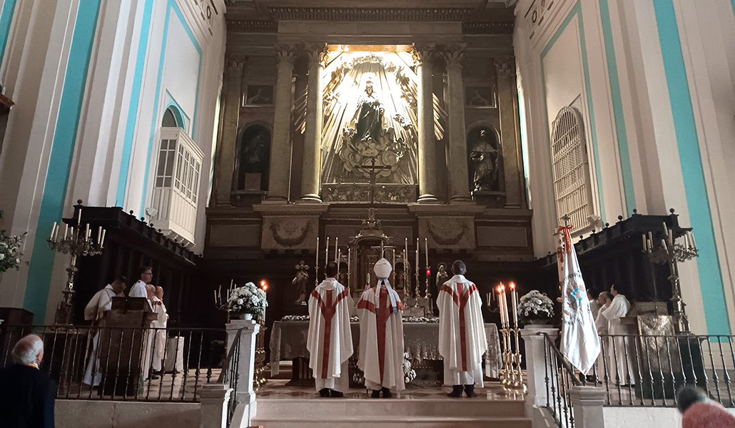 El cardenal Cobo canta la salve a la Virgen del Carmen del retablo.