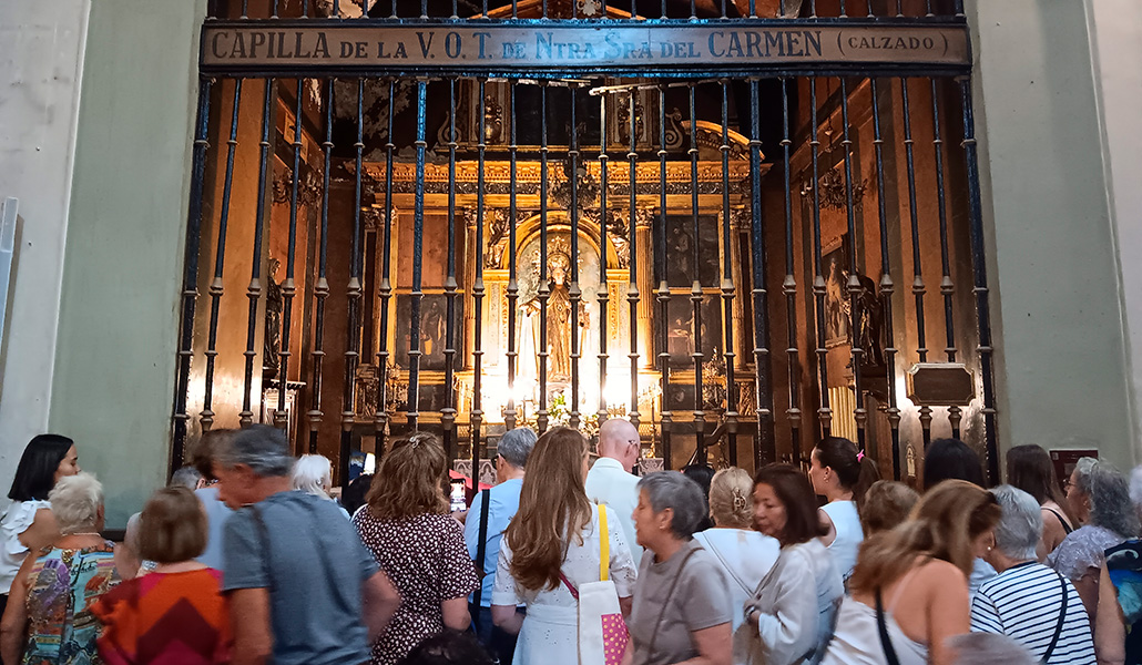 Feligreses ante la imagen de la Virgen del Carmen.