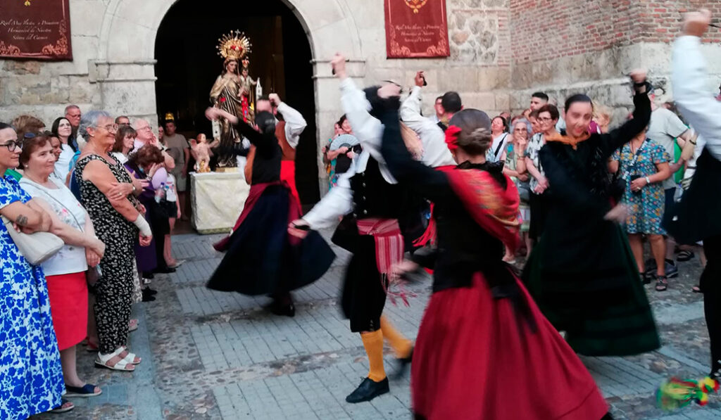 Grupos folclóricos rondan con castañuelas, jotas y seguidillas a la Virgen mientras procesiona por el atrio.
