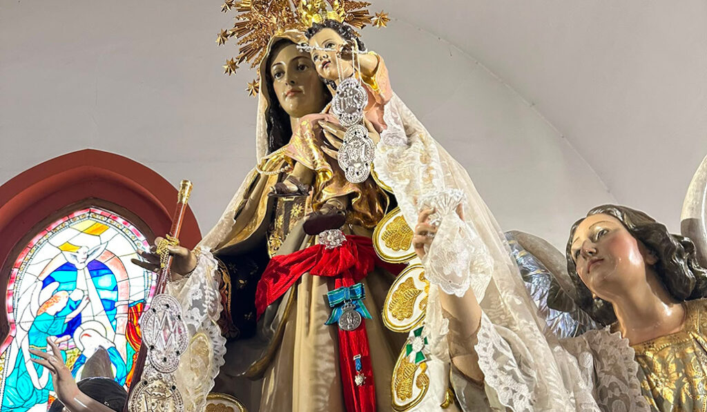 En su mano derecha, esta Virgen del Carmen lleva el bastón de mando como concejala de Puente de Vallecas.