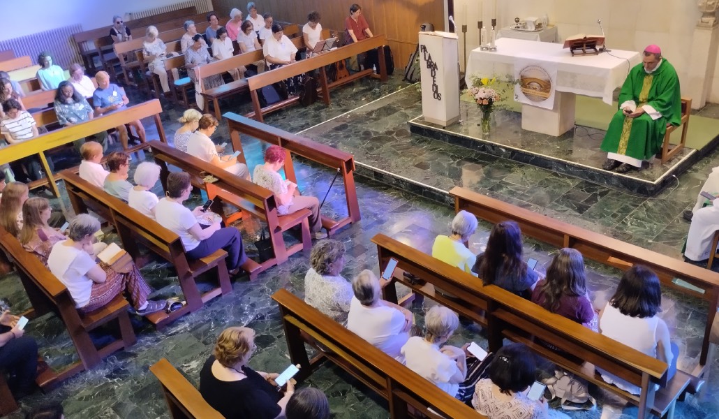 Las vírgenes consagradas, en oración con el obispo de Palencia, Mikel Garciandía. Foto: Diócesis de Palencia.