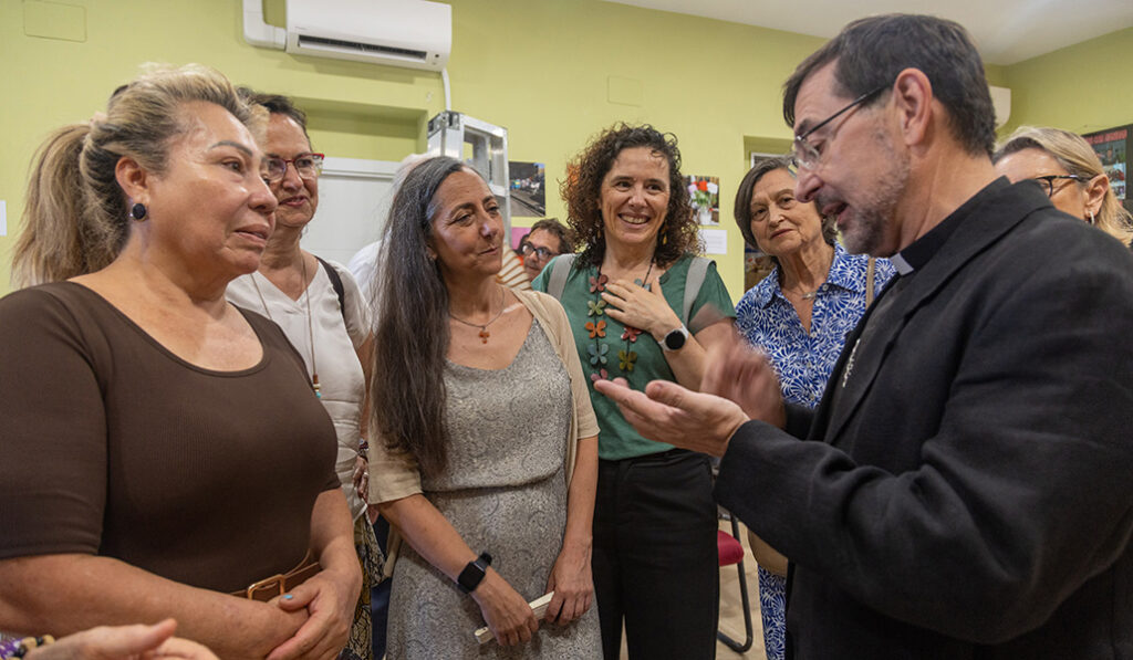 El cardenal Cobo con varias mujeres de la comunidad parroquial.