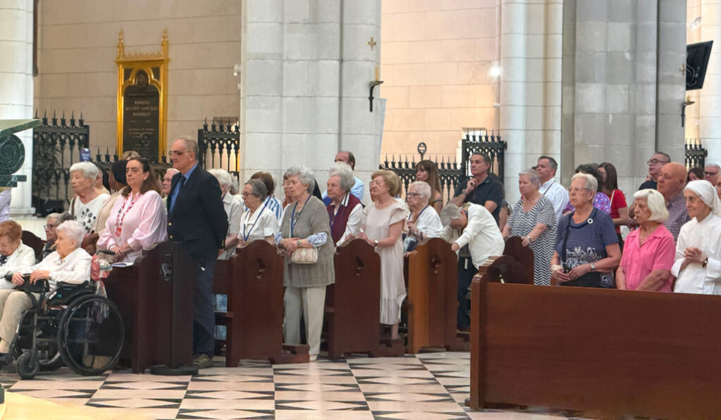 Los delegados de Familia y Vida, junto con un grupo de mayores, en la Eucaristía.