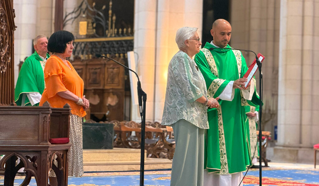 La presidenta de Vida Ascendente (de naranja), Ascensión Berrío.