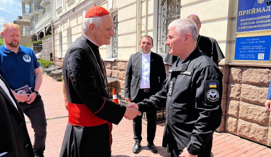 El cardenal en su misión en Ucrania. Foto: Vatican News.