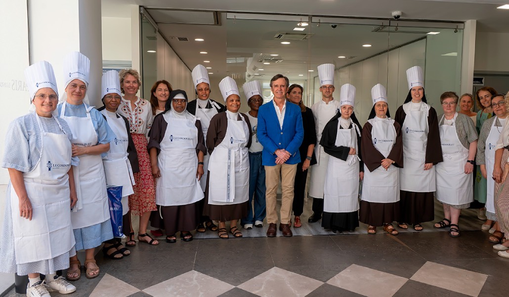 Foto de familia en la formación, con las clarisas de Salvatierra a la izquierda. Foto: Diócesis de Vitoria.