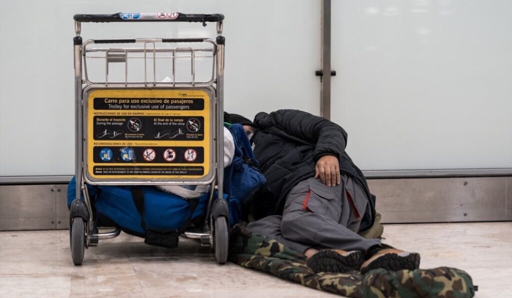 Una persona sin hogar en la Terminal 4 del Aeropuerto Adolfo Suárez Madrid-Barajas.