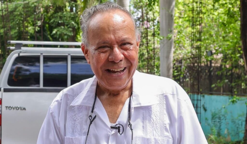 El obispo emérito de Estelí, Abelardo Mata, aparece sonriente y hablador durante la grabación. Foto: César Pérez
