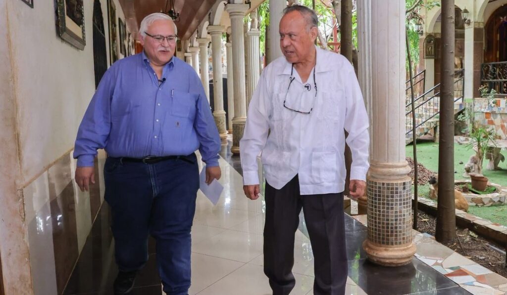 El obispo Mata con el periodista l periodista Adolfo Pastrán, afín al régimen. Foto: César Pérez