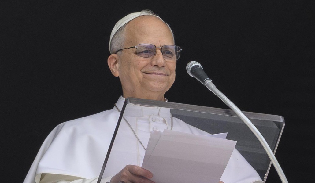 León XIV desde la ventana de su estudio en el Palacio Apostólico. Foto: OSV News photo/Elisabetta Trevisan, Vatican Media