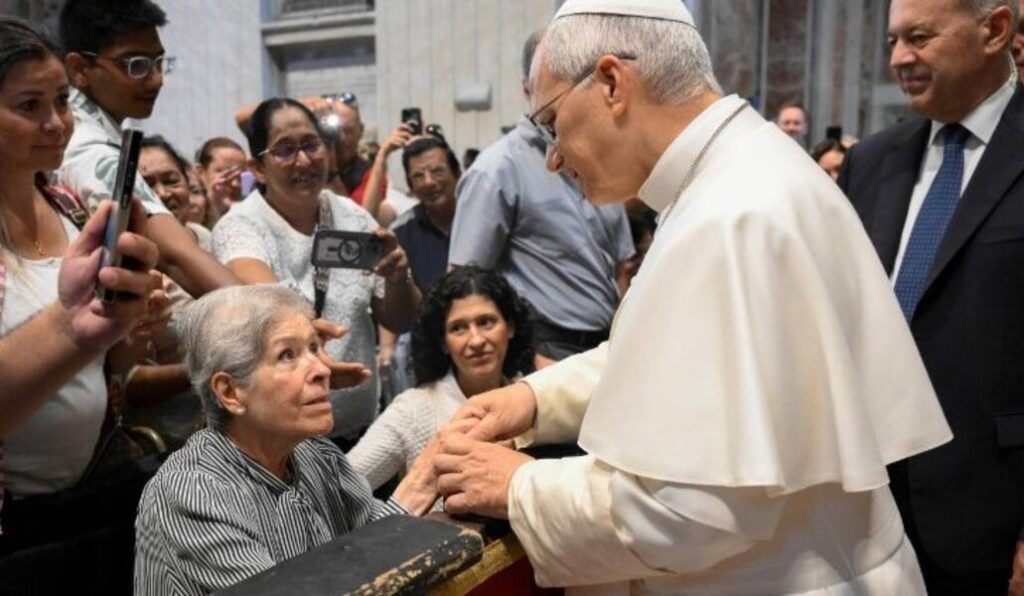 León XIV ha saludado a los fieles mientras entraba en la basílica. Foto: Vatican Media