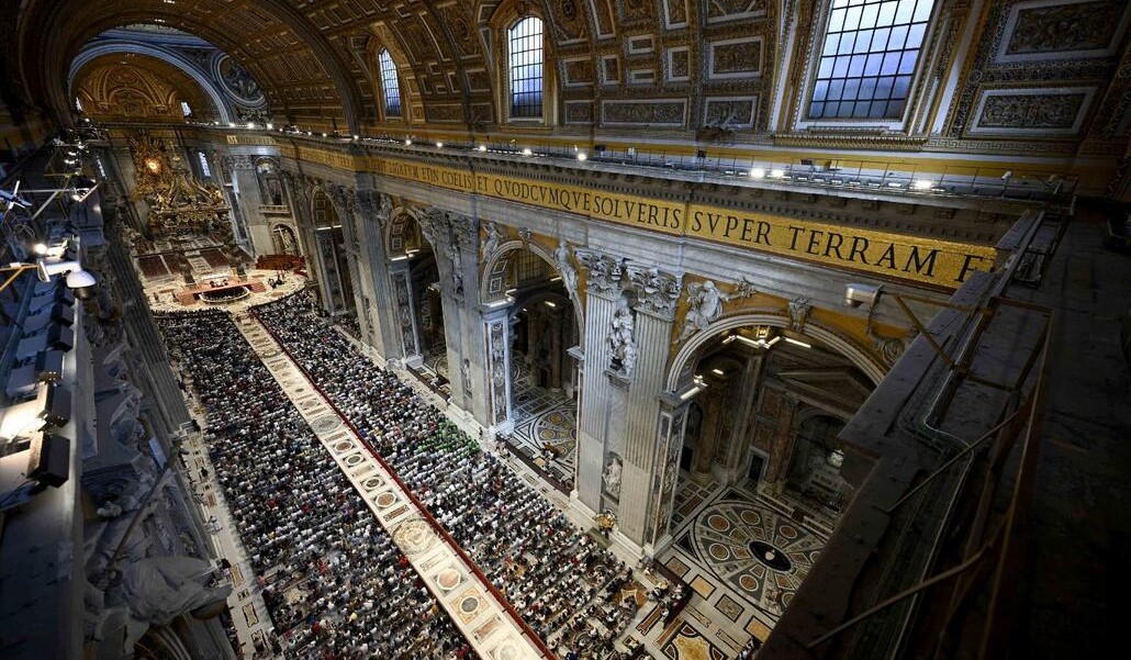 La audiencia general ha tenido lugar en la basílica de San Pedro mientras prosiguen los trabajos de remodelación del Aula Pablo VI. Foto: CNS photo/Vatican Media
