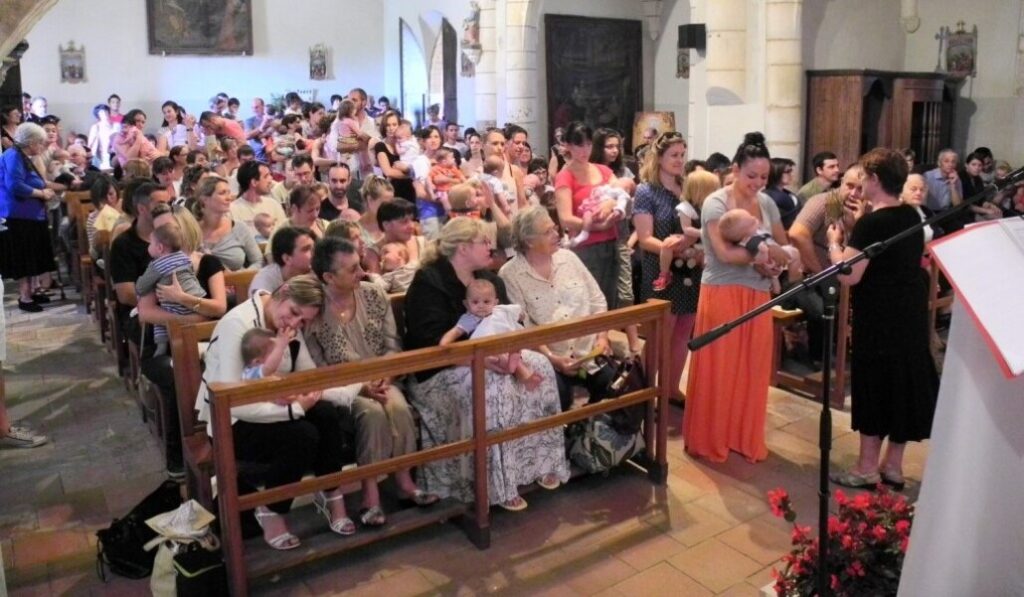 Padres de toda Francia acuden a un pequeño pueblo para bendecir con una reliquia a sus hijos