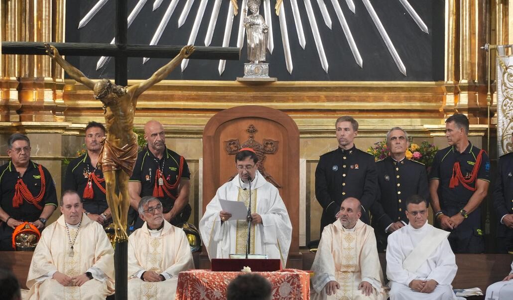 El cardenal Cobo ha invitado a «dejar que María ilumine nuestras soledades». Foto: Javier Ramírez