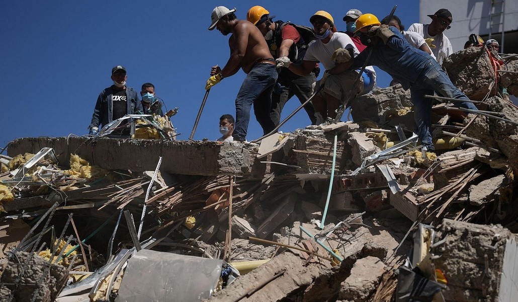 Los rescatistas, entre ellos ciudadanos de a pie, siguen trabajando sin descanso. Foto: AP