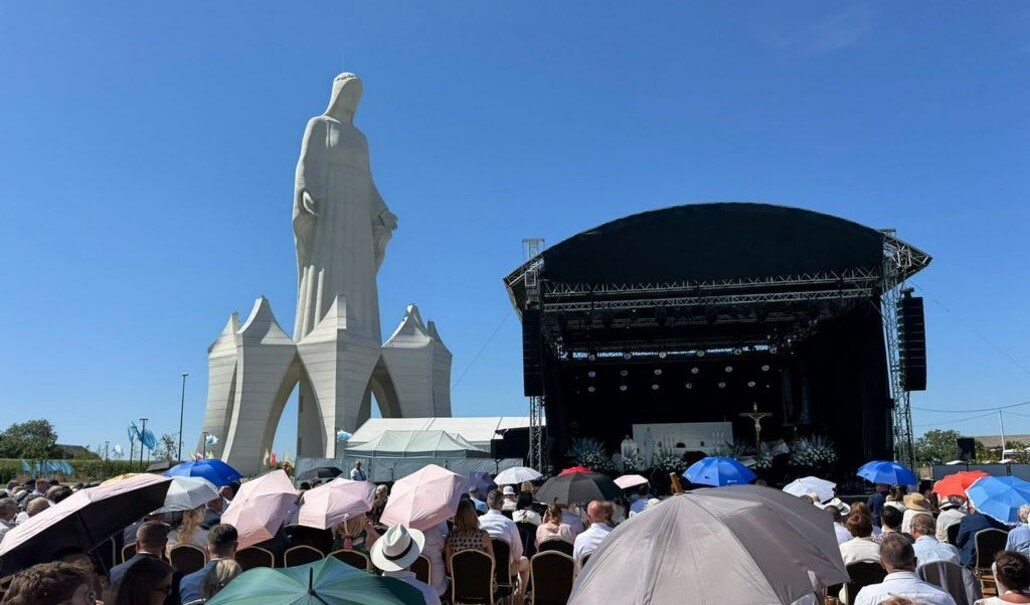Miles de fieles han acudido a la bendición de la estatua. Foto: Diócesis de Włocławek