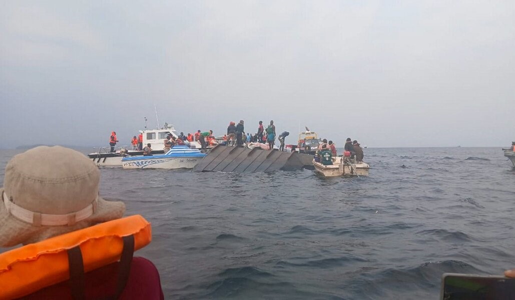 Equipos de rescate participan en la búsqueda y recuperación de los pasajeros del ferry volcado en el lago Kariba, en Kariba, Zimbabue, el 12 de agosto de 2026, un día después del naufragio. Foto: OSV News/Admore Mbonda, Reuters