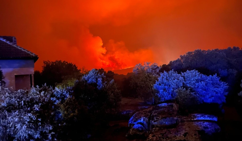 El fuego en Fresnedillas de la Oliva obligó a evacuar el municipio. Foto: Cortesía del alcalde