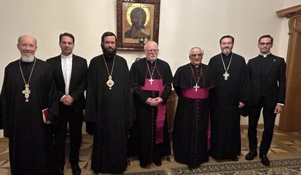 El arzobispo Gallagher con Antonij de Volokolamsk, responsable de las relaciones exteriores del Patriarcado de Moscú. Foto: Vatican Media