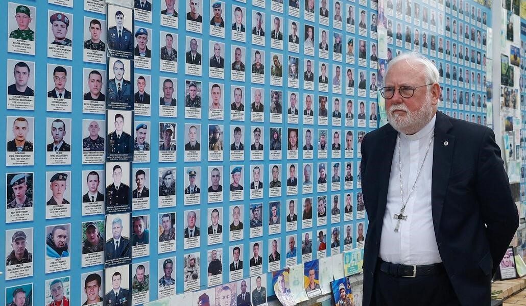 El arzobispo Gallagher durante su visita al Muro del Recuerdo de los Defensores Caídos de Ucrania, ubicado frente a la Catedral de San Miguel en Kiev. Foto: OSV News/Valentyn Ogirenko, Reuters