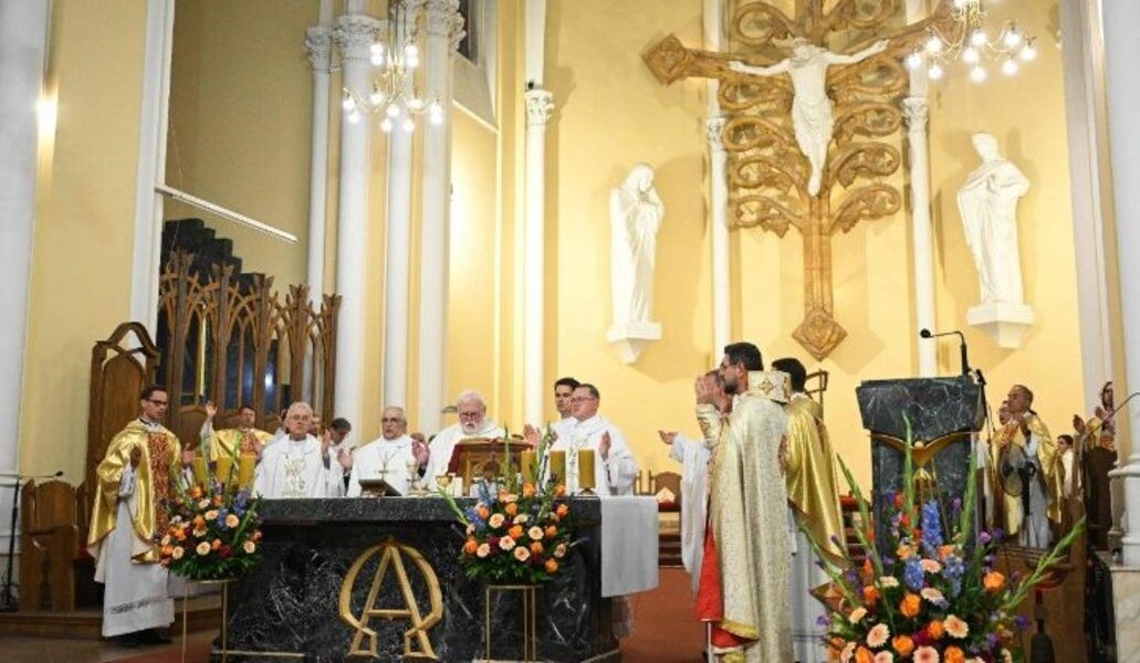 El arzobispo Gallagher durante la Misa en la catedral de la Inmaculada Concepción de Moscú. Foto: Vatican Media