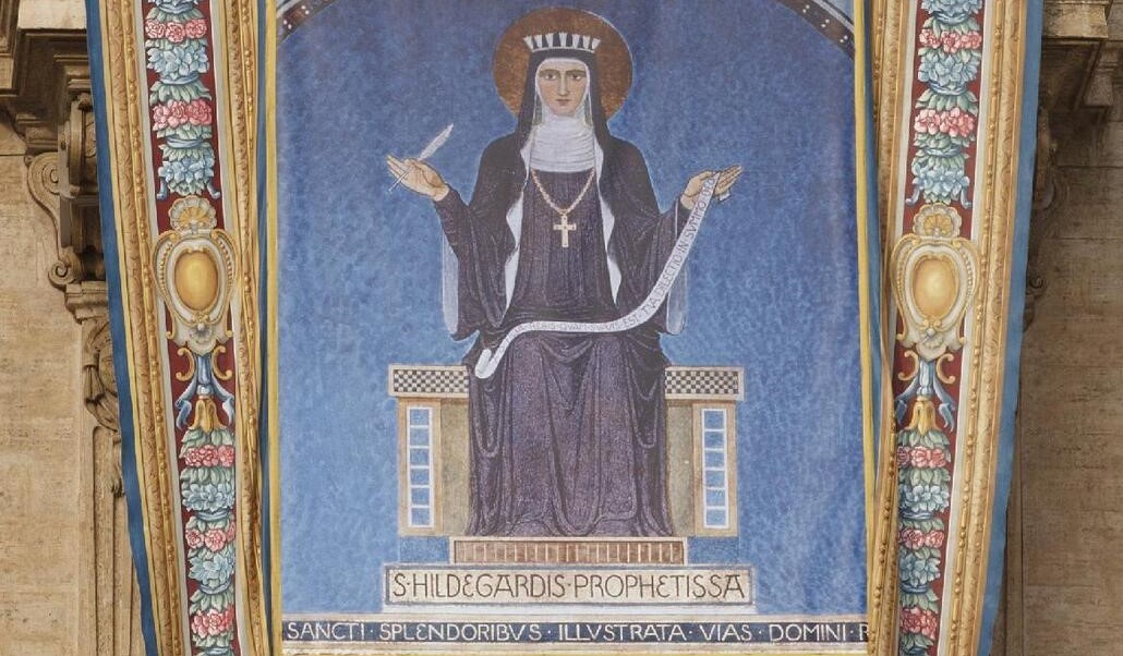 Tapiz de la abadesa alemana del siglo XII Santa Hildegarda de Bingen colgado de la fachada de la Basílica de San Pedro antes de la Misa de apertura del Sínodo de los Obispos para la nueva evangelización en la Plaza de San Pedro del Vaticano el 7 de octubre de 2012. Foto: CNS photo/Paul Haring