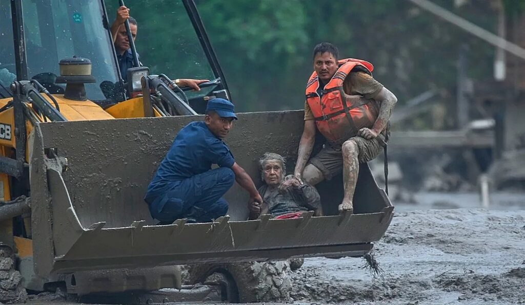 La catástrofe se produjo tras un colapso de hielo y rocas en el Himalaya. Foto: AP
